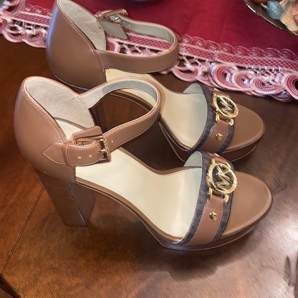 Michael Kors Rory Platform Sandals Size 9.5 Brown or White (no lid on box) - Picture 3 of 13